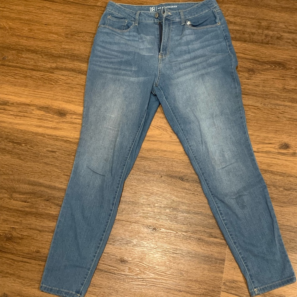 selling these denim no boundaries jeans, size 11